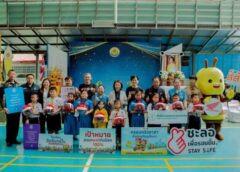 #เดย์ไทม์นิวส์ออนไลน์  สคอ.ร่วมส่งมอบหมวกกันน็อกครอบครัวอาสา จุดประกายต้นแบบขับขี่ปลอดภัย